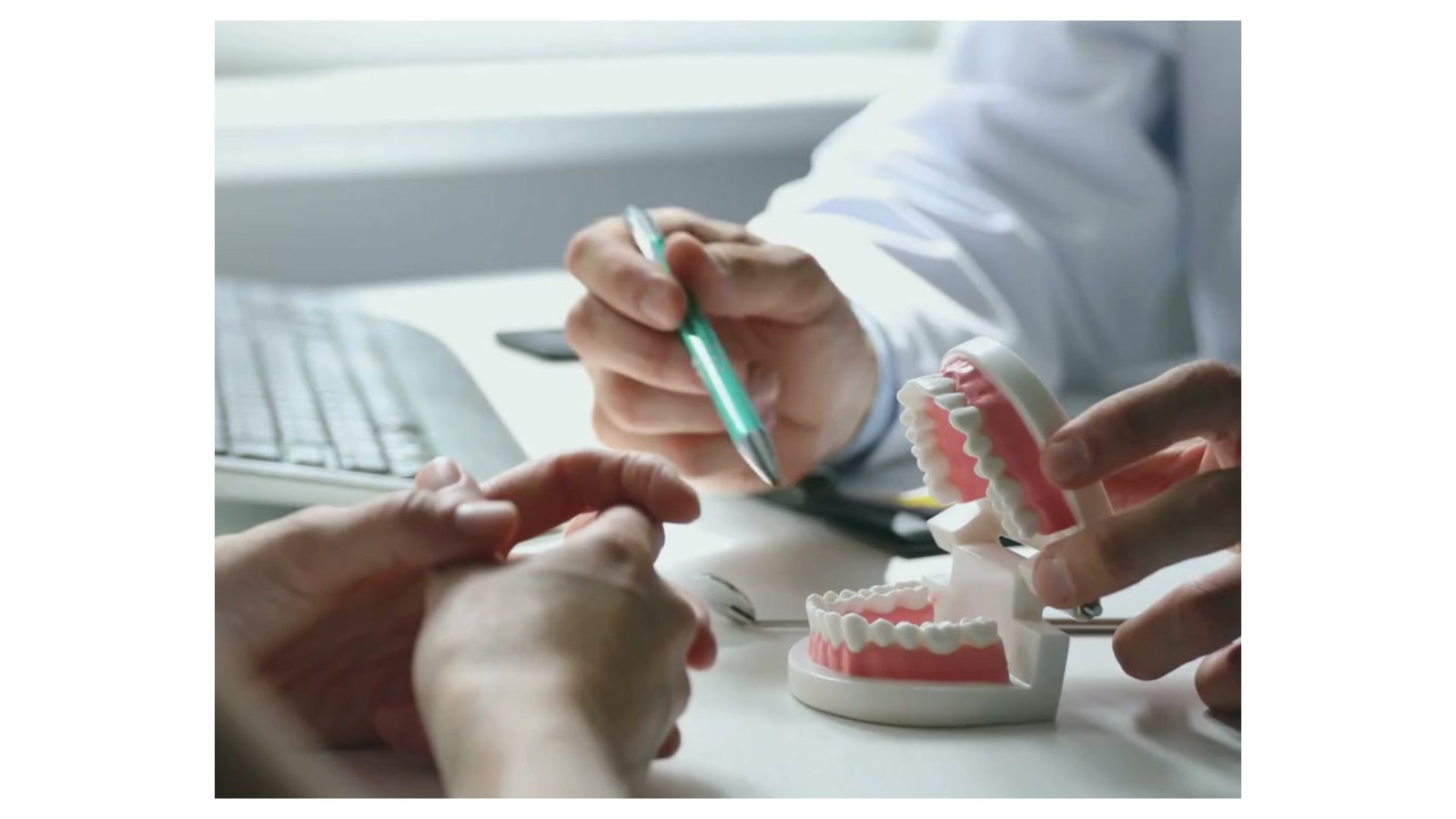 Consulta odontológica de planejamento para implante dentário