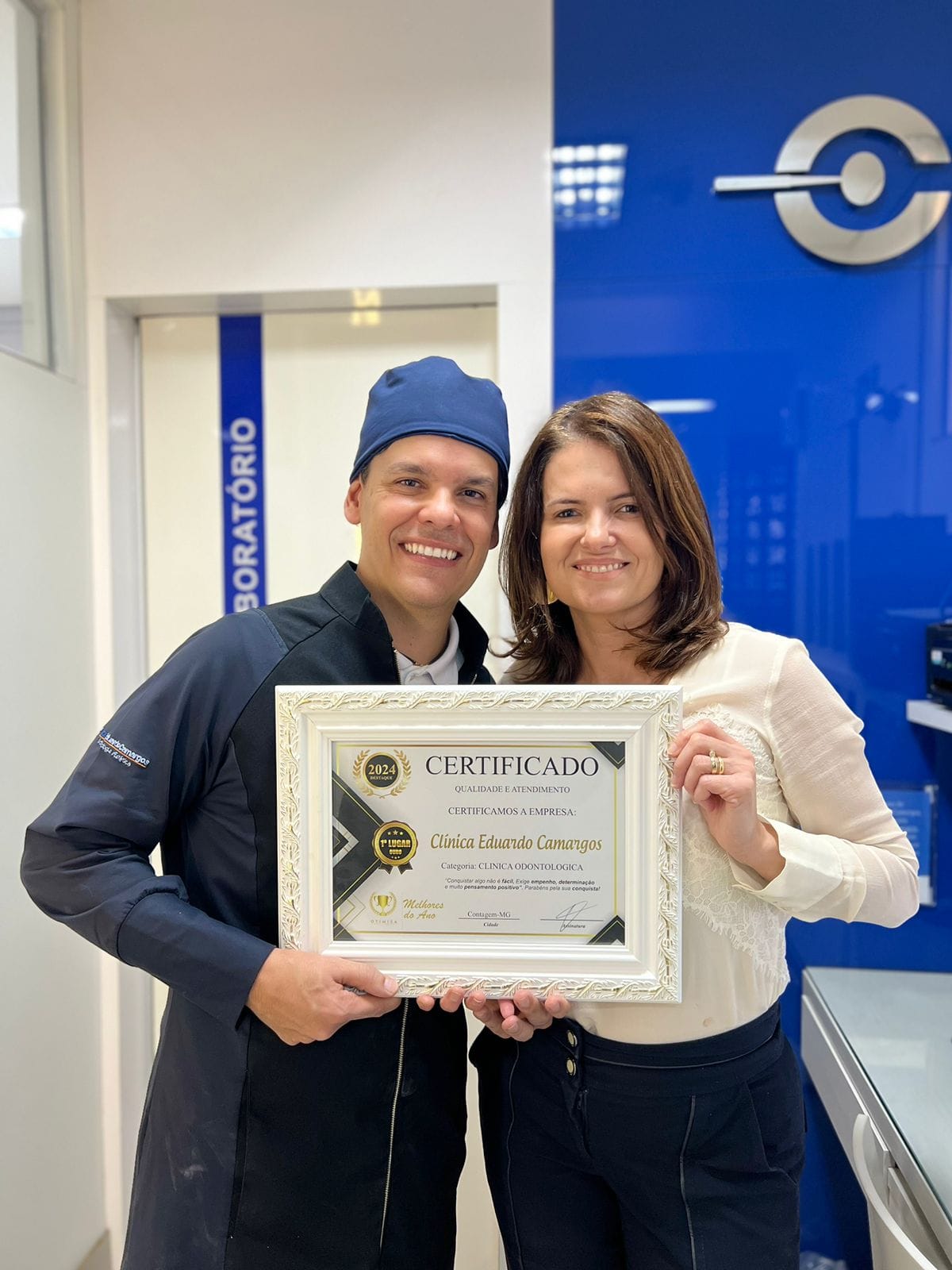 Dr. Eduardo Camargos recebendo o certificado de 1º lugar Melhores do Ano 2024